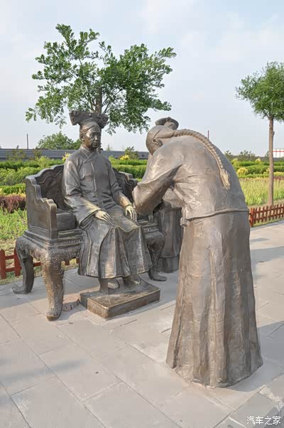 乔致庸给慈禧行礼塑像