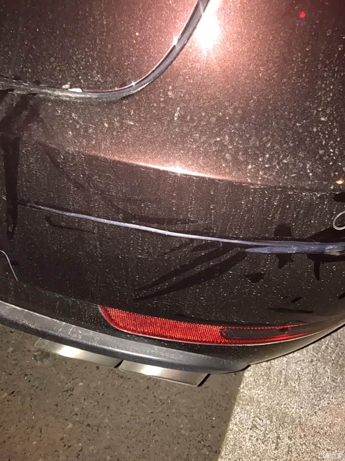 我停在路边没有动 被个女骑电动车刮到  还带个孩子 挂成这样陪钱合适