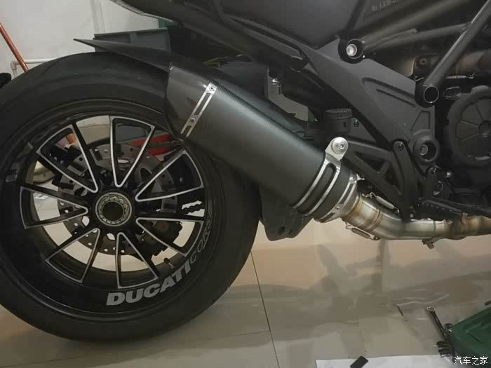 杜卡迪大魔鬼sc project碳纤维排气上车作业
