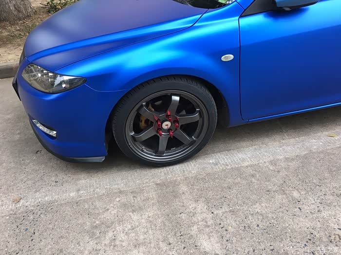 今天在校园看到一辆马六 改的挺帅 给大家看图!