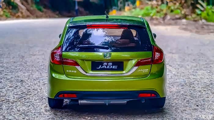 绿色本田杰德与林间小道