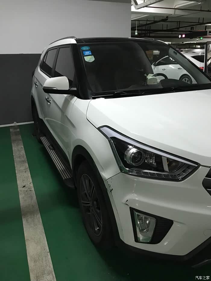 停车场停着车被撞 真是躺枪啊