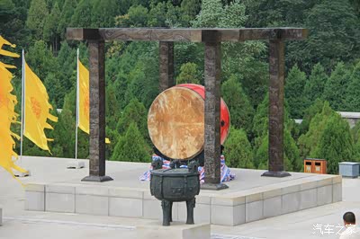 "龙威"大鼓,重750公斤,鼓面直径2.5米,鼓帮直径2.7米,鼓高1.