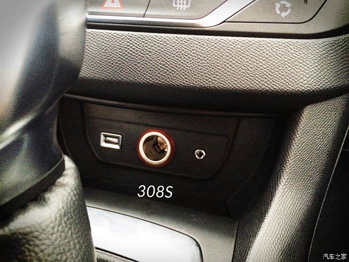 真个良心设计,usb接口点烟接口放在空调控制下方比现在放在手套箱方便