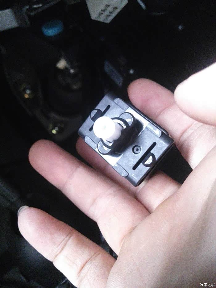刹车灯信号开关更换作业换马自达件