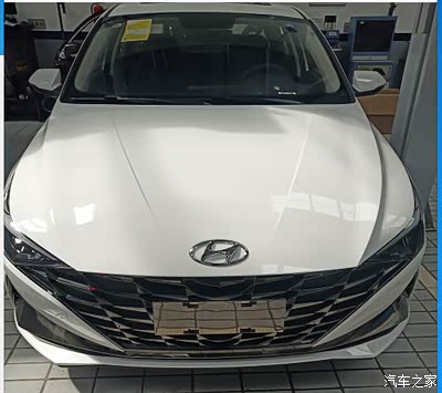 到4s店,第一眼就看上了这款白色的第七代伊兰特,瞧瞧这俊秀的前脸,亮