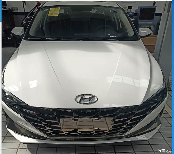 到4s店,第一眼就看上了这款白色的第七代伊兰特,瞧瞧这俊秀的前脸,亮