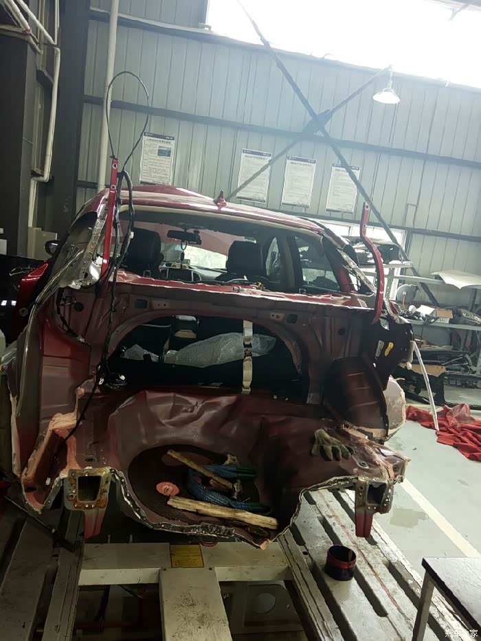 【四川长安】逸动被奥迪a6追尾之维修后备箱