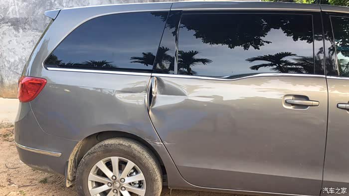 商旅车门被刮受伤严重请教各位一点问题