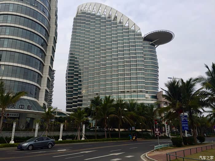 晚上下榻湛江滨江大道上海景酒店.