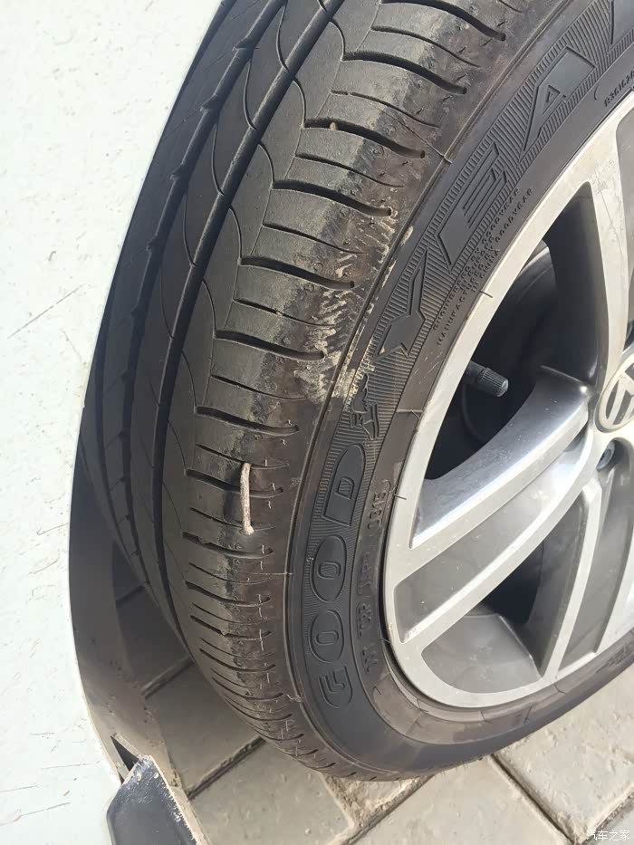 【图】车胎扎钉子了,大家帮帮忙看看,需要补还是换_一汽-大众cc论坛