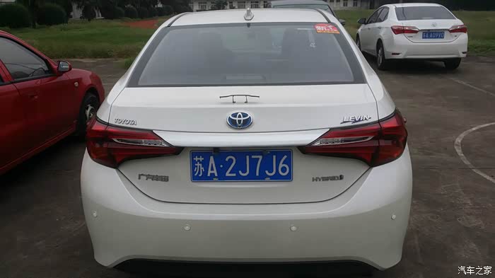 来个傲骄的全后影.双擎的蓝标,和hybrid字母标志,显示内在的心胸不同.