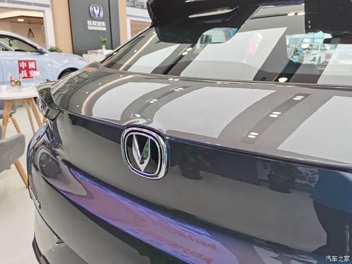 看得出来,车标也经过了改良,变得非常的时尚.