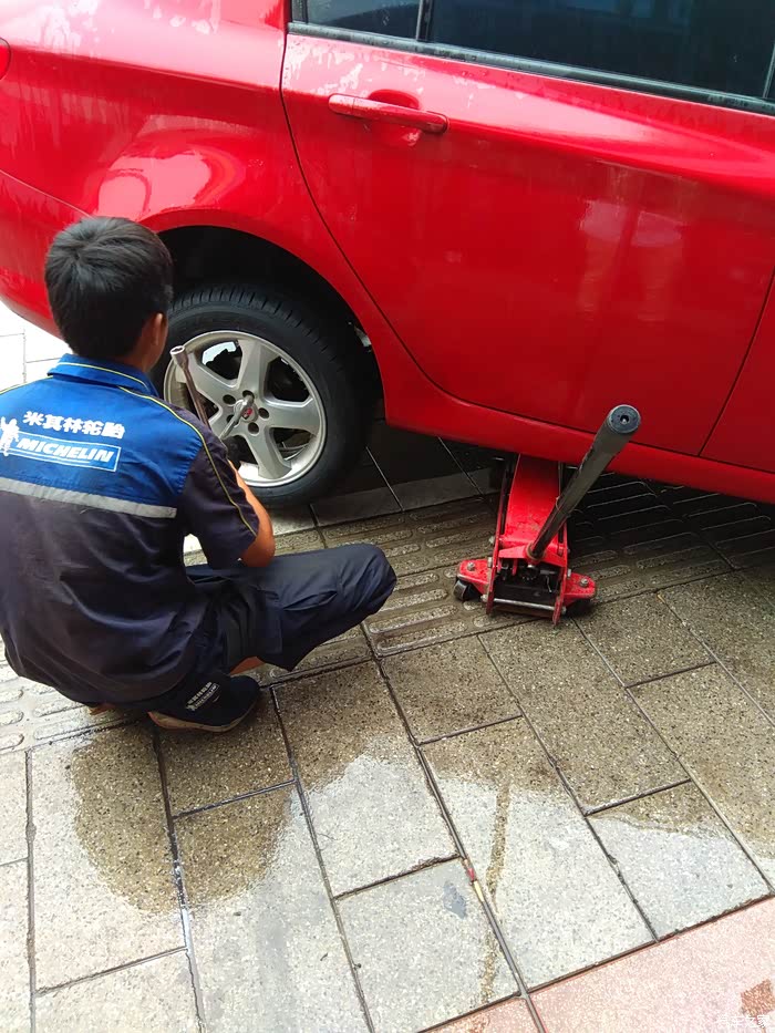 轮胎没气开车前没检查教训啊换胎了