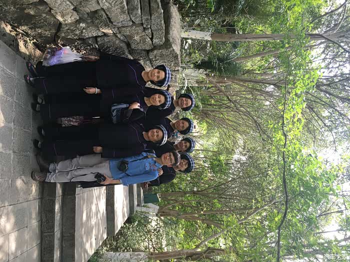 在回程的时候,碰到布依系的阿姨团来游玩;帮她们拍