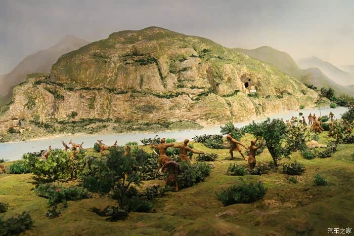 的曙光——朝阳博物馆游记 进门的墙上雕刻着古代人刀耕火种的生活