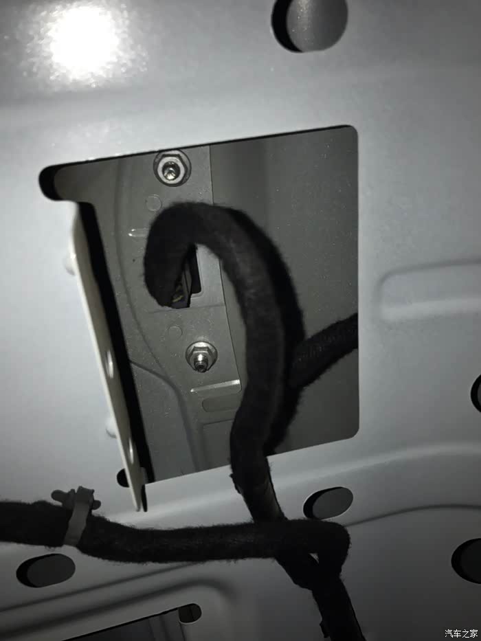 好久没发帖了自己动手更换新君威后备箱开关按钮