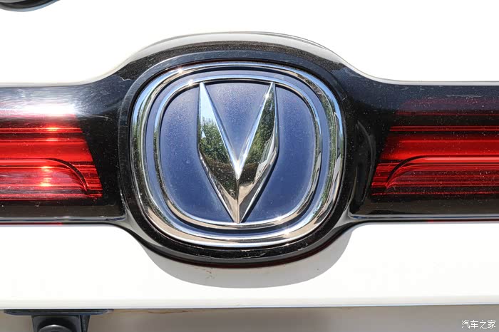 尾部的车标像一只羊角