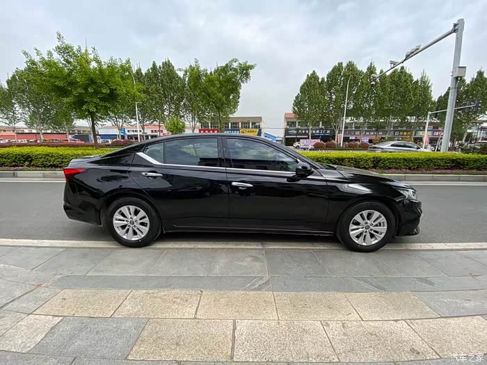 日产天籁 黑 2.