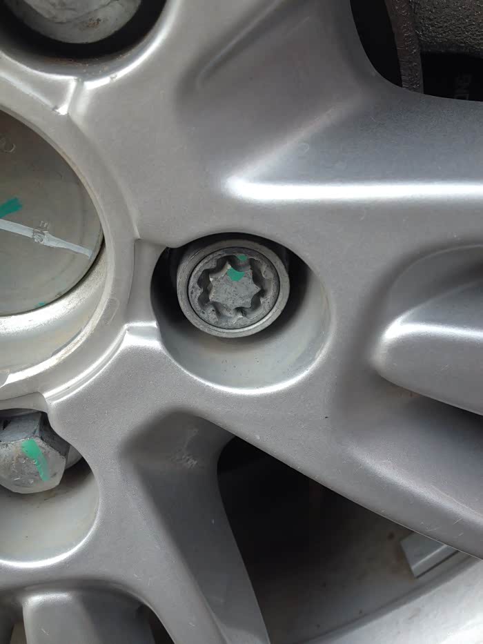 奥迪q3防盗螺丝