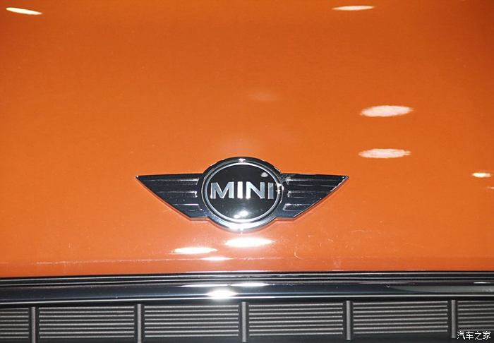 小翅膀标志的车mini车图片