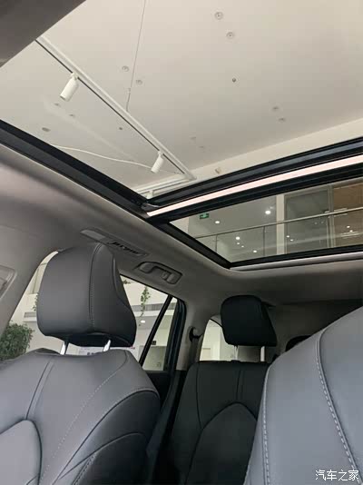这个全景天窗让我羡慕了,一眼看去感觉整个车顶就是天窗,开着这款车