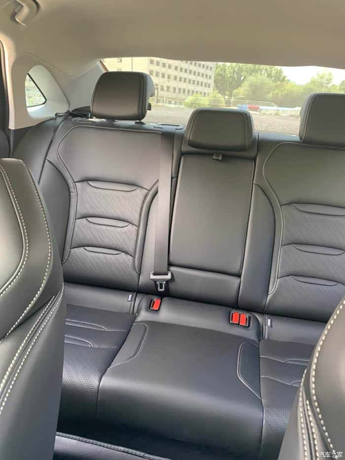 后排看起来也非常不错,而且黑色没事耐看,耐脏!