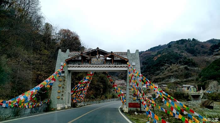 跷碛藏寨大门