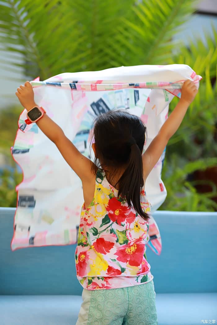 一条纱巾可以玩一下午,小朋友就这么天真烂漫