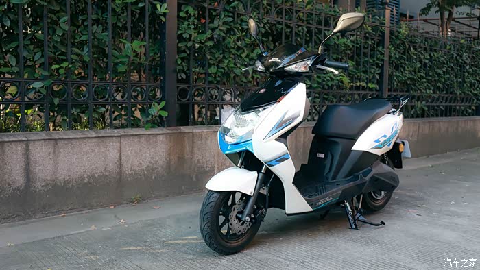 胯下之物五羊本田净源s3电动摩托车上路晒