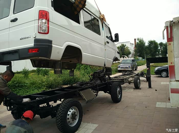 依维柯得意改装四驱2045底盘