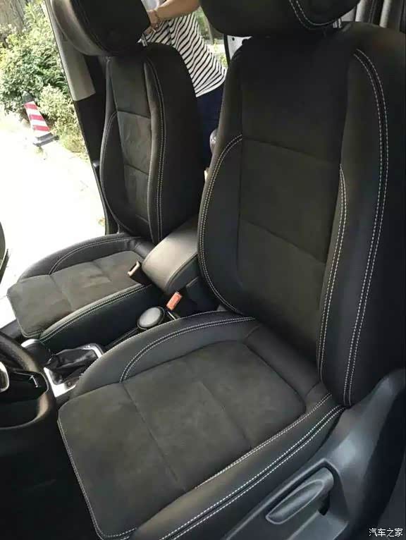 兄弟们 有没有包类似alcantara那种翻毛皮座椅的?