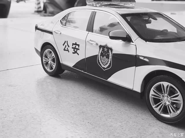 黑白色的警车模型