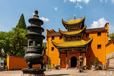 到了九华街,首先入目的是护国禅寺.