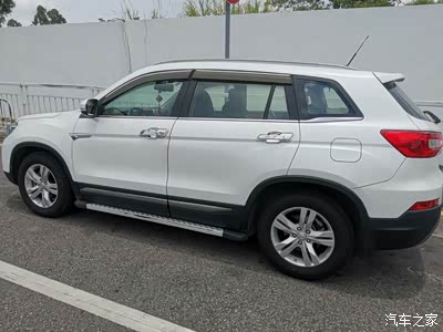 cs75有4650mm 的车身长度,让cs75看上去是那么的修长.