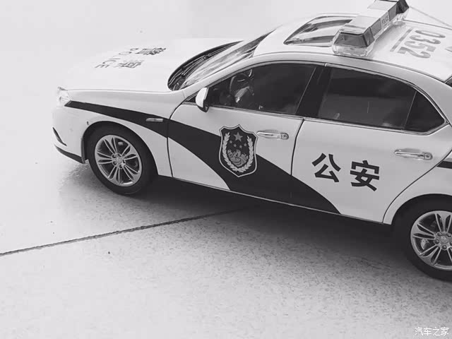 黑白色的警车模型