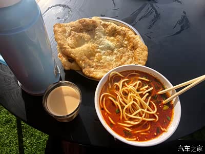 喜欢拉萨的生活.甜茶,藏面,牛肉饼,晒着太阳,我可以坐一整天.