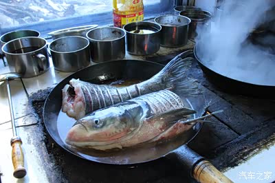 中午就它庆岭活鱼特点放入把蒿炖鱼否放入豆腐宽粉按客人要求但要单独