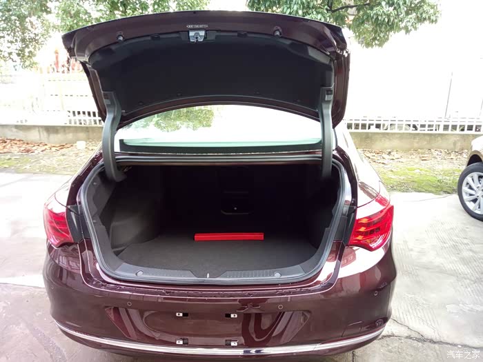 后备箱的空间也是足够的大,过年出门能够放下足够的礼品了