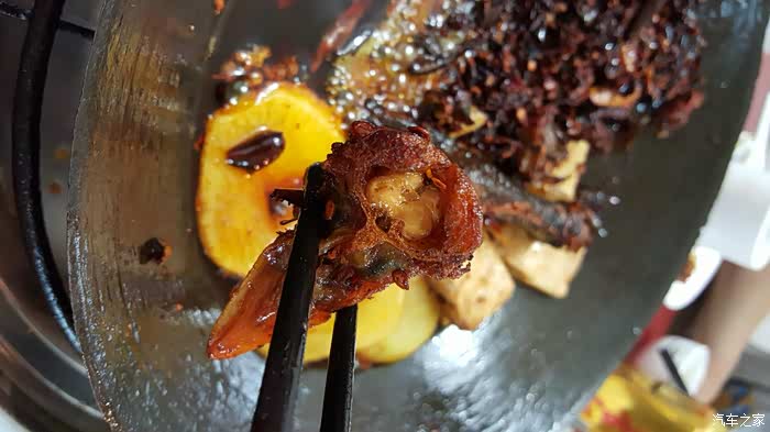 这个鸡脑壳我给夹起来看看,里面还有鸡脑花,据说味道很鲜美,但是我