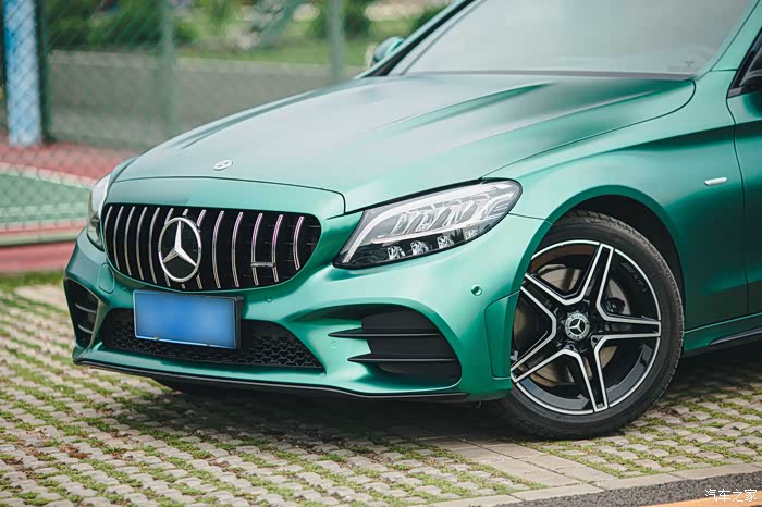 奔驰c200电光金属墨绿外景实拍