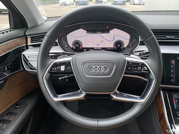 方向盘的质感非常强!