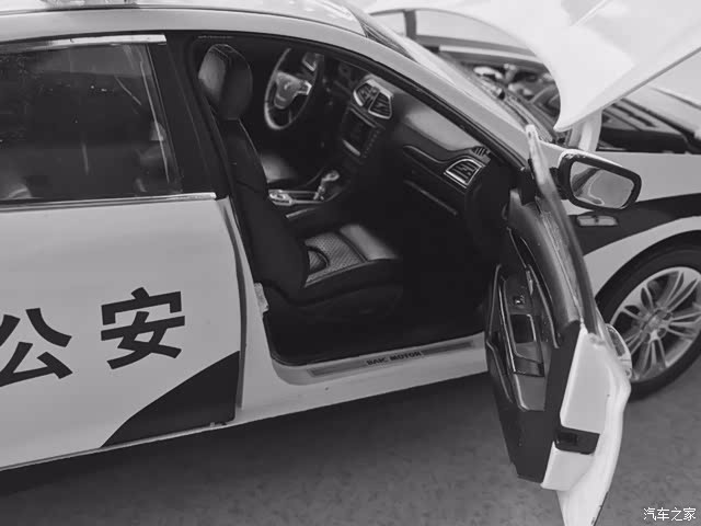 黑白色的警车模型