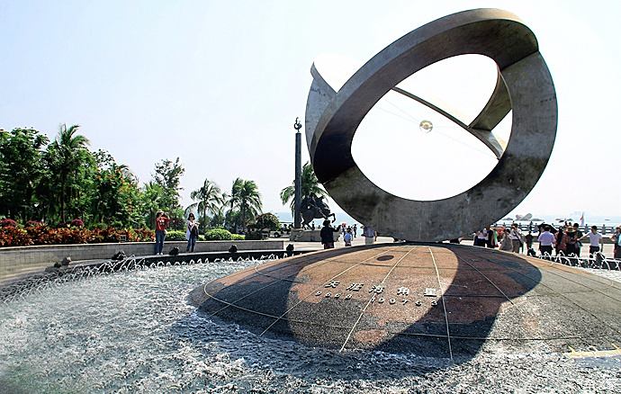 广场中的天涯海角星(幸运星), 在雕塑的中心悬挂着一颗硕大的水晶球