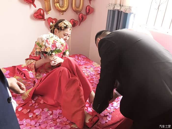 老规矩,伺候新娘大人穿鞋