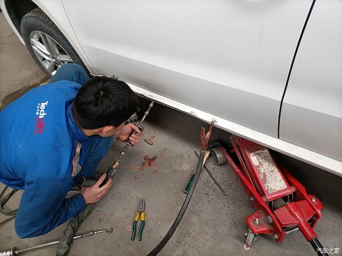 秋风送爽秀生活侧裙受损无奈钣金油漆维修