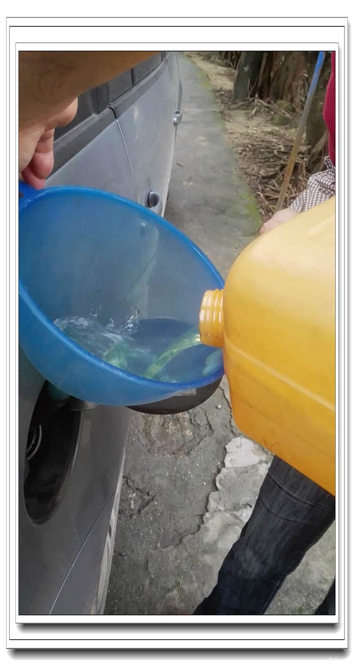 半途返回,找山脚村民买了100块钱散装汽油