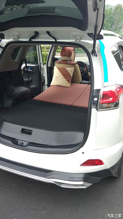 rav4荣放风尚白,改造床车,解决不平的问题,车上可以睡觉了.