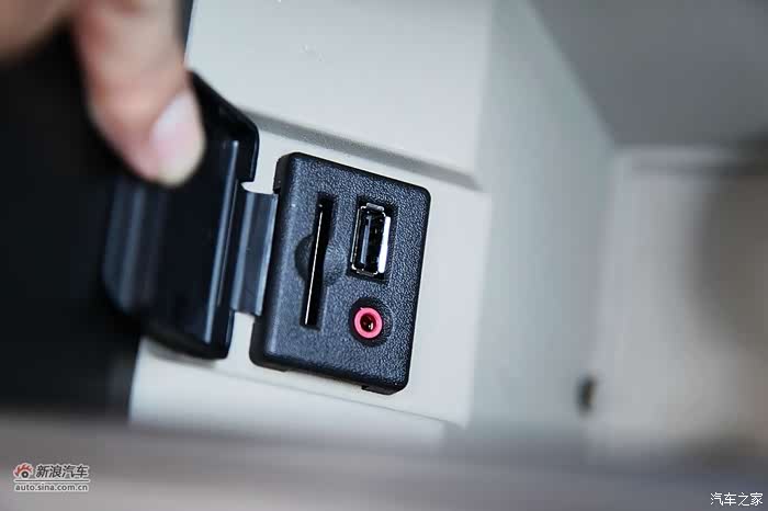 2011款别克gl8u盘在哪里插着?