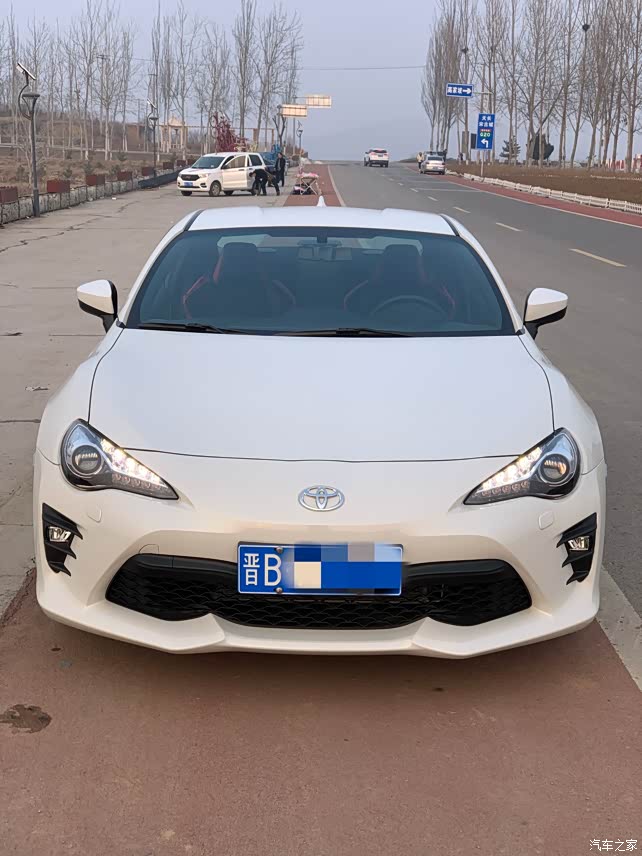 出丰田86自动挡白色